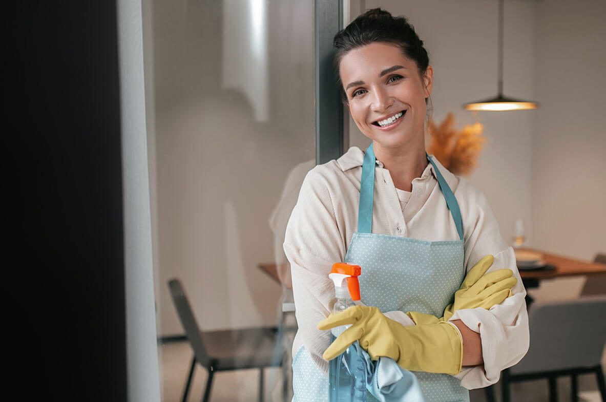 Various cleaning supplies?>